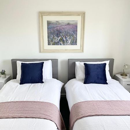 Comfortable And Spacious Superb Holiday Home In Llanelli, Dog Friendly 외부 사진