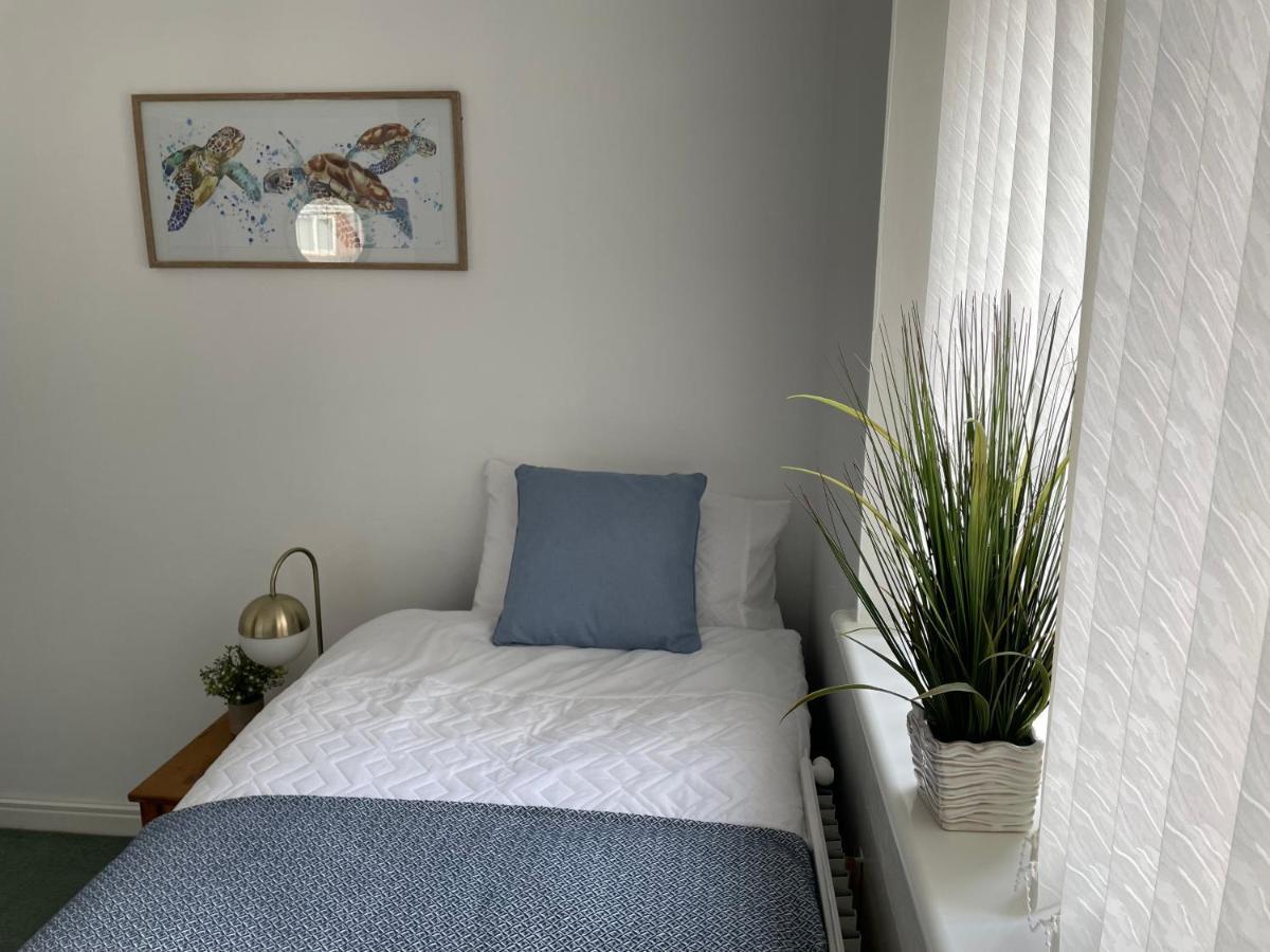 Comfortable And Spacious Superb Holiday Home In Llanelli, Dog Friendly 외부 사진