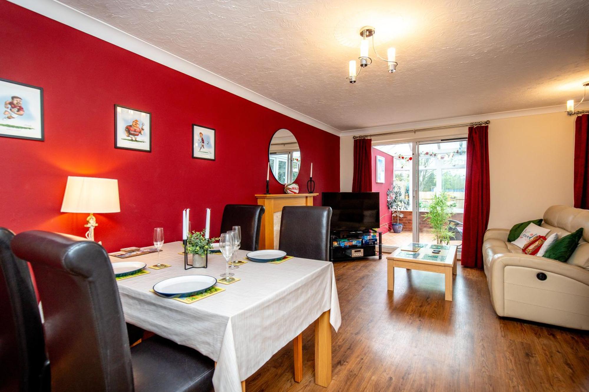 Comfortable And Spacious Superb Holiday Home In Llanelli, Dog Friendly 외부 사진