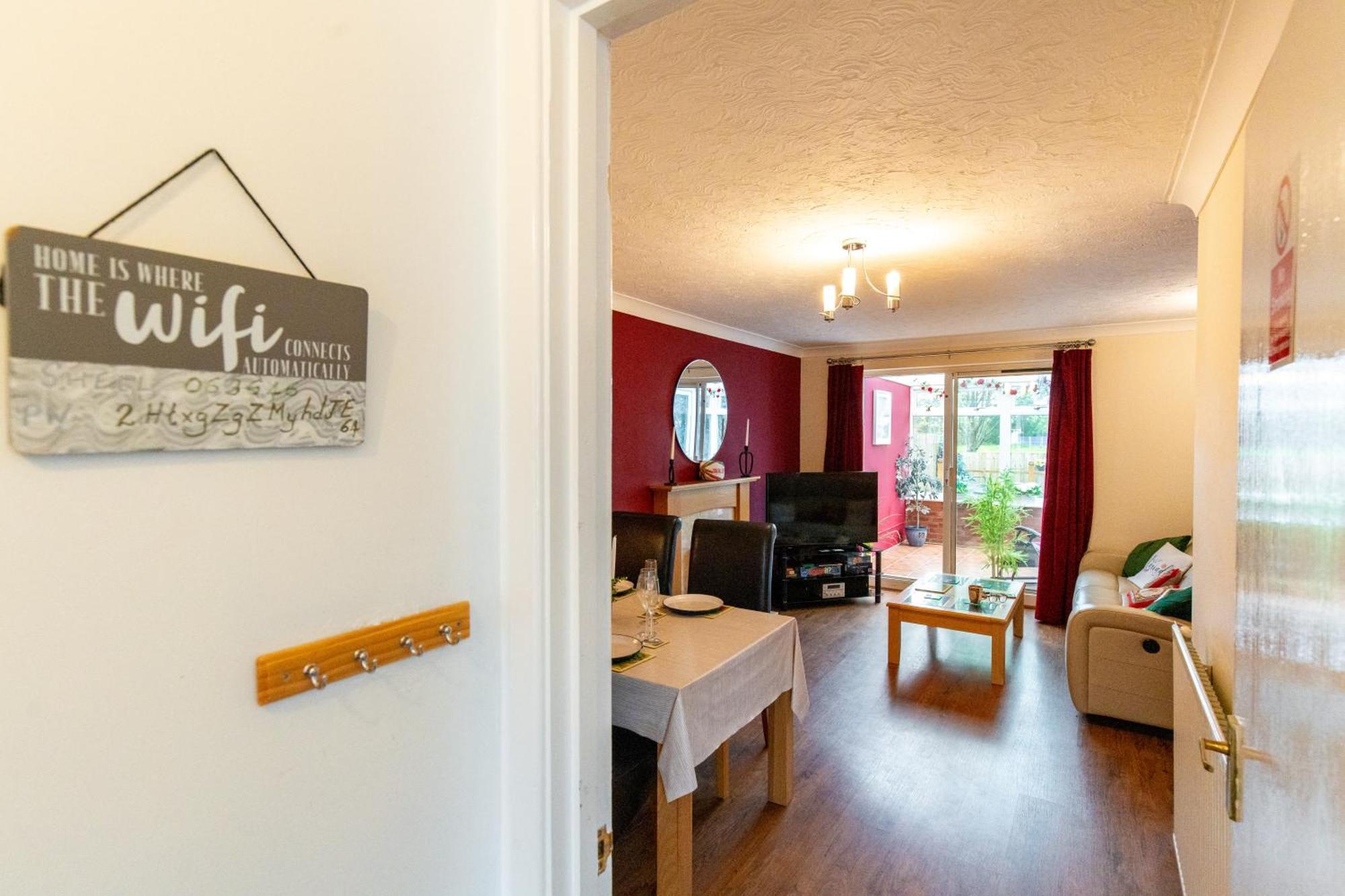 Comfortable And Spacious Superb Holiday Home In Llanelli, Dog Friendly 외부 사진