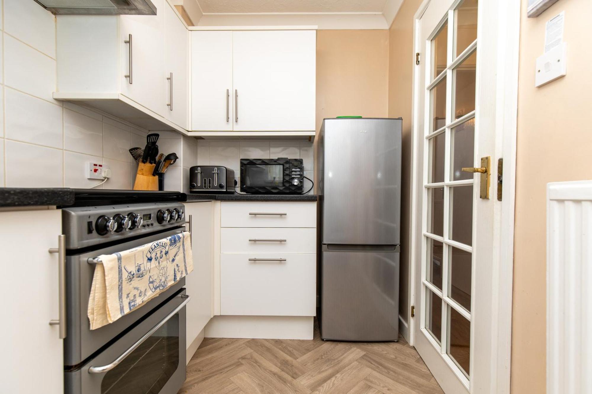 Comfortable And Spacious Superb Holiday Home In Llanelli, Dog Friendly 외부 사진