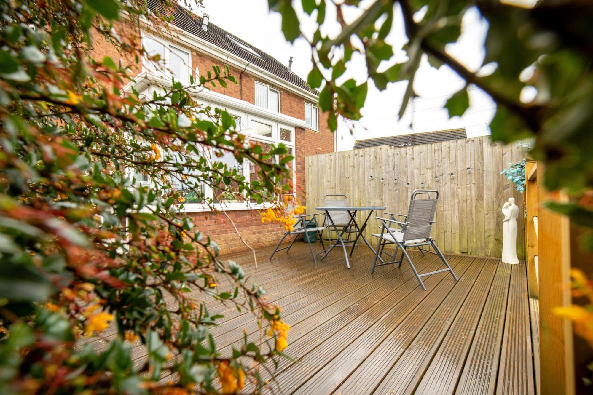 Comfortable And Spacious Superb Holiday Home In Llanelli, Dog Friendly 외부 사진