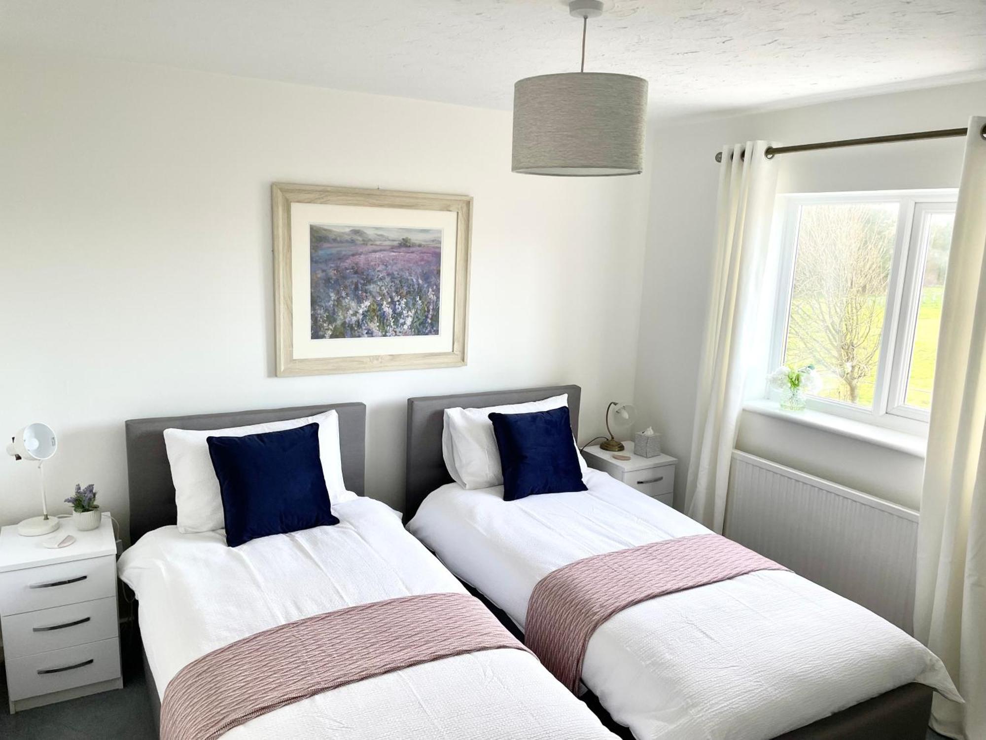 Comfortable And Spacious Superb Holiday Home In Llanelli, Dog Friendly 외부 사진